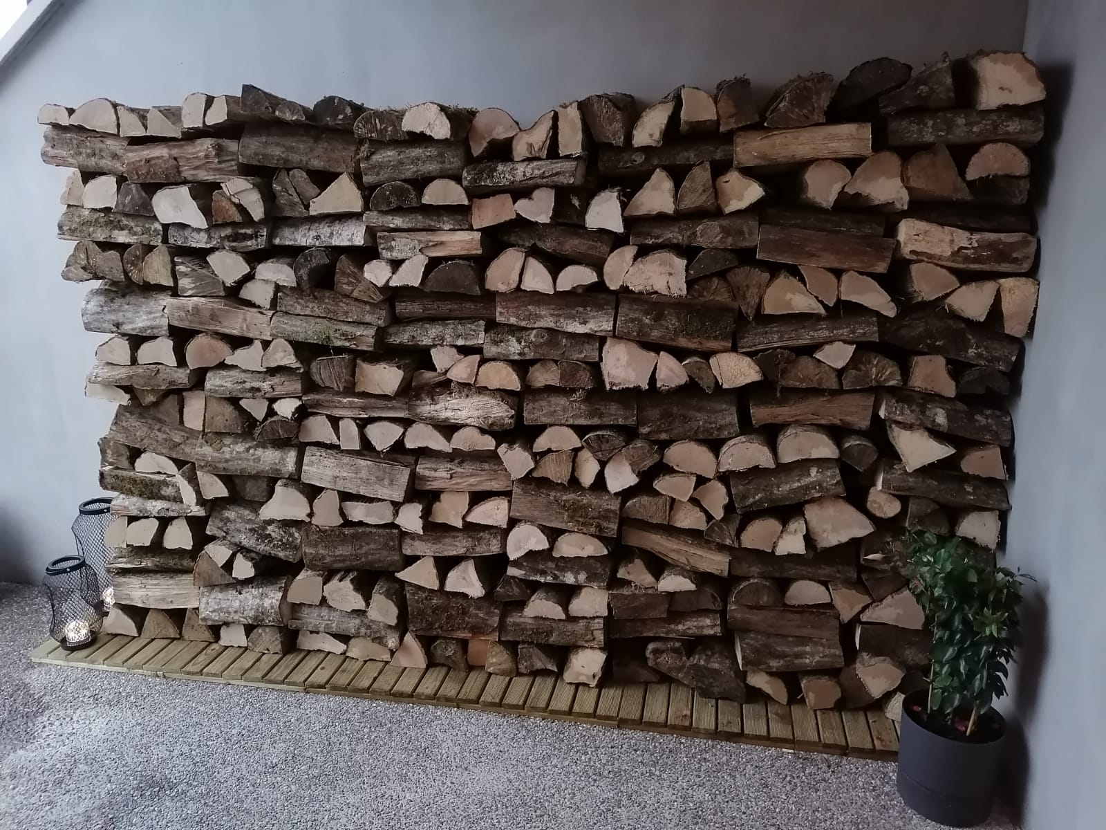 Des stères de bois bien empilés pour l'hiver